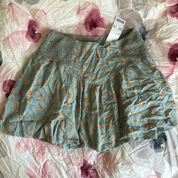 UO Auriella Drop-Waist Floral Mini Skirt / Skort Ruch Stretch Waist W/ Shorts - Picture 3 of 8